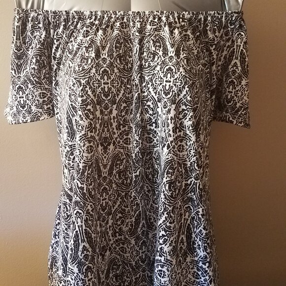 C'est La Vie Black & White Pattern Peasant Top Size S Retail NWOT 29.99 - Picture 2 of 4